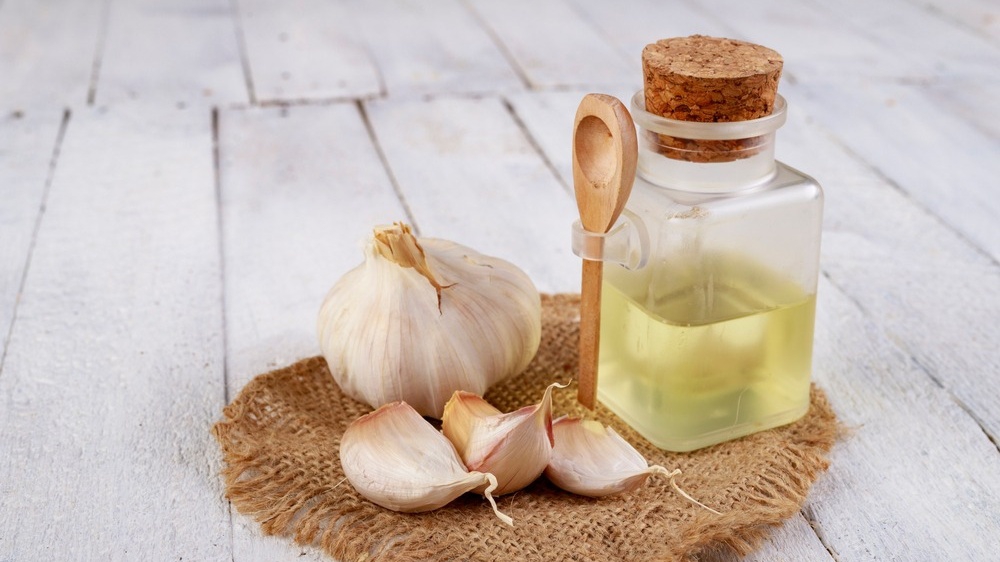 Uống nước tỏi ấm là cách ăn tỏi chống cảm hiệu quả